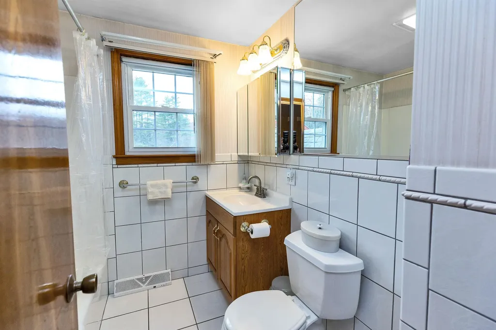 205 Montelona Road Goffstown NH 03045