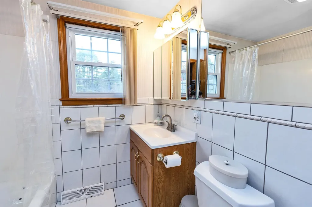 205 Montelona Road Goffstown NH 03045