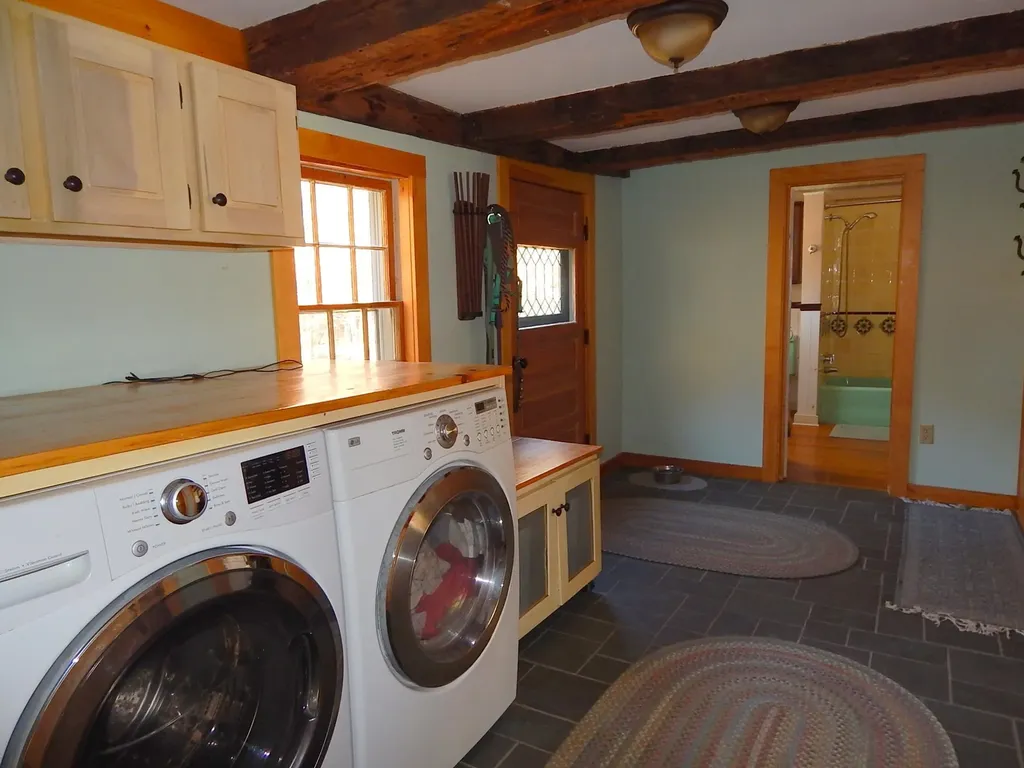 18 Middle Road Deerfield NH 03037