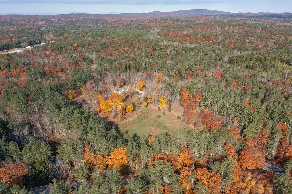 18 Middle Road Deerfield NH 03037