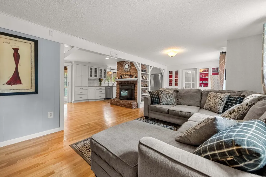 8 Deacon Road Bedford NH 03110