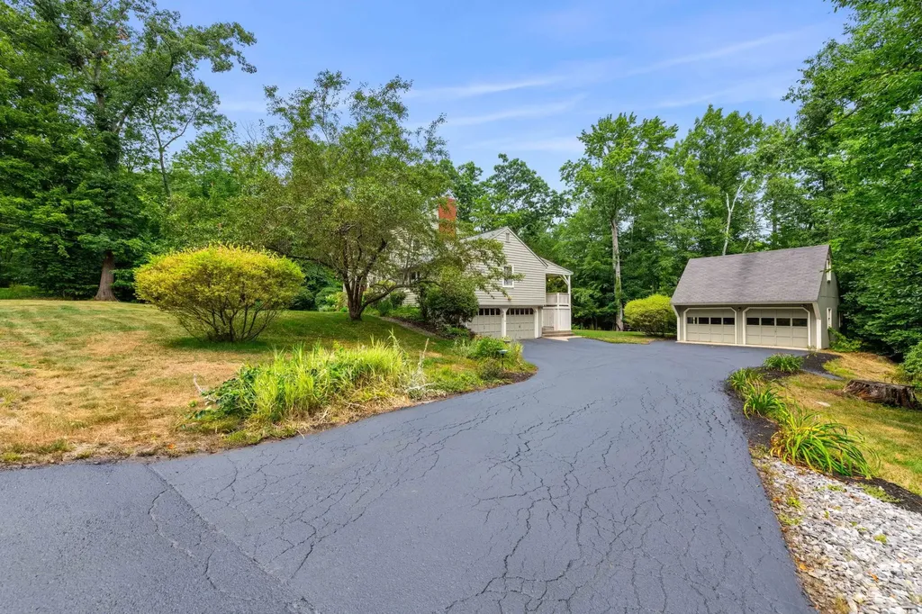 8 Deacon Road Bedford NH 03110