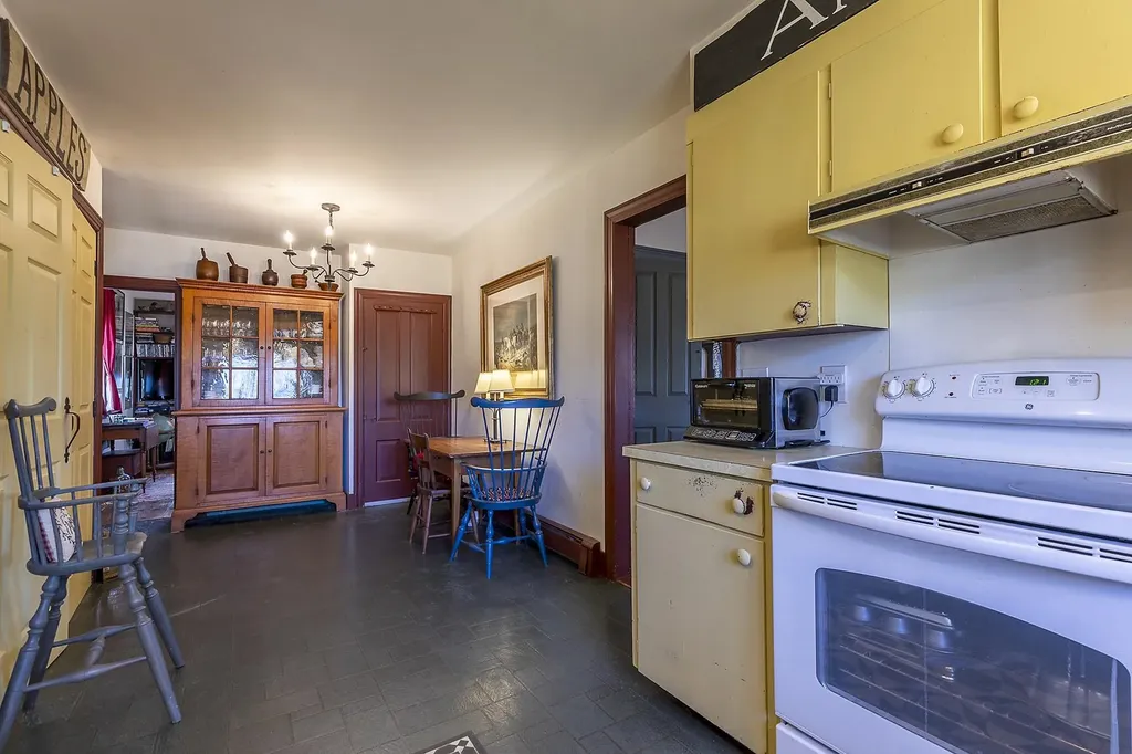 62 Grout Road Hartland VT 05048