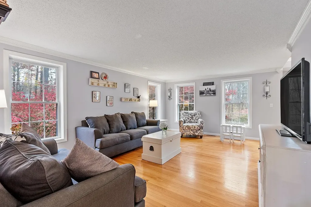 129 Dutton Road Pelham NH 03076