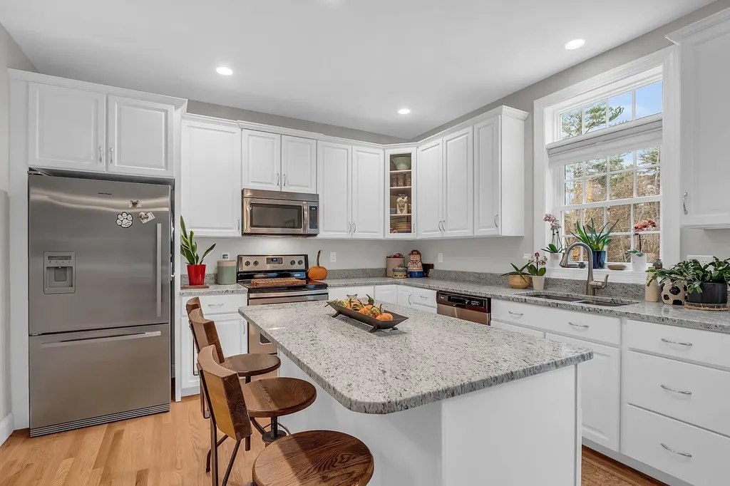 5 Laurel Landing Hudson NH 03051