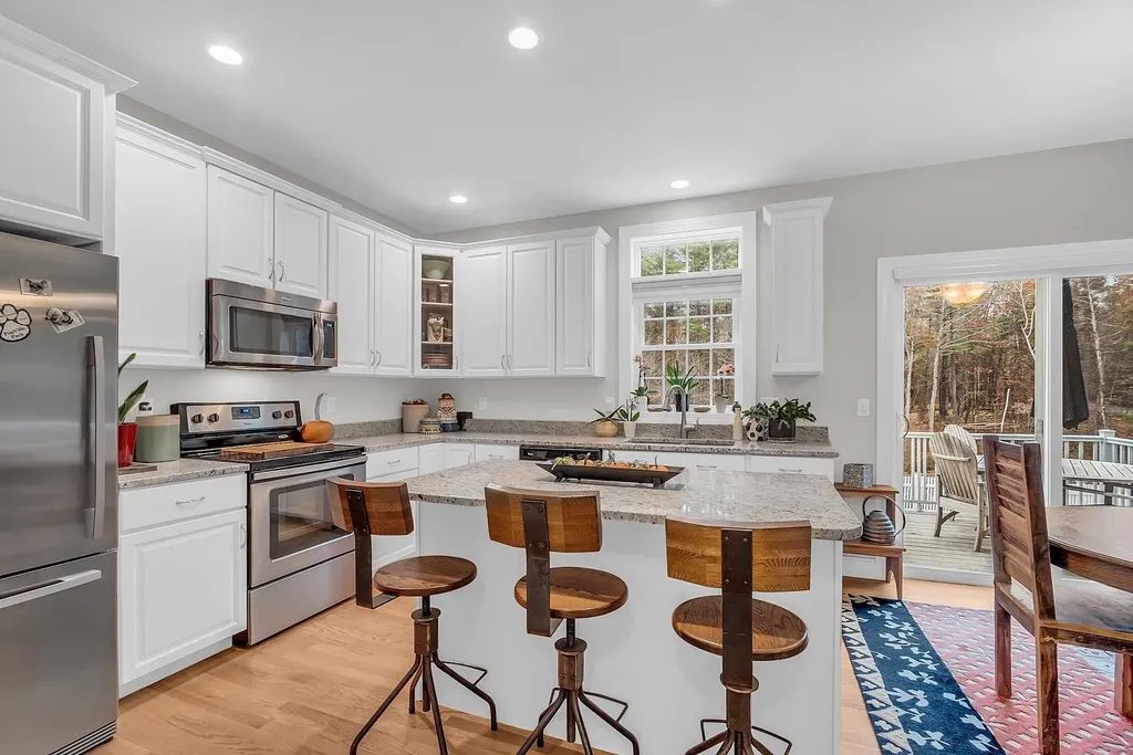 5 Laurel Landing Hudson NH 03051