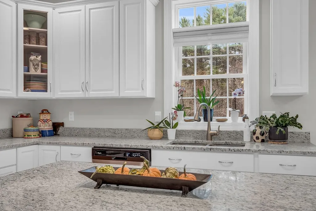 5 Laurel Landing Hudson NH 03051