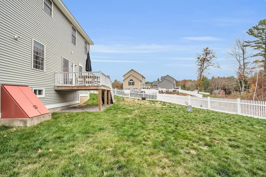 5 Laurel Landing Hudson NH 03051