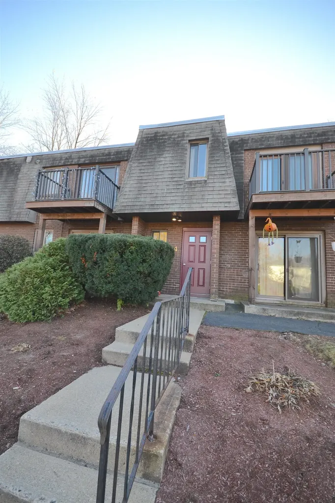 24 Robert Court Manchester NH 03103