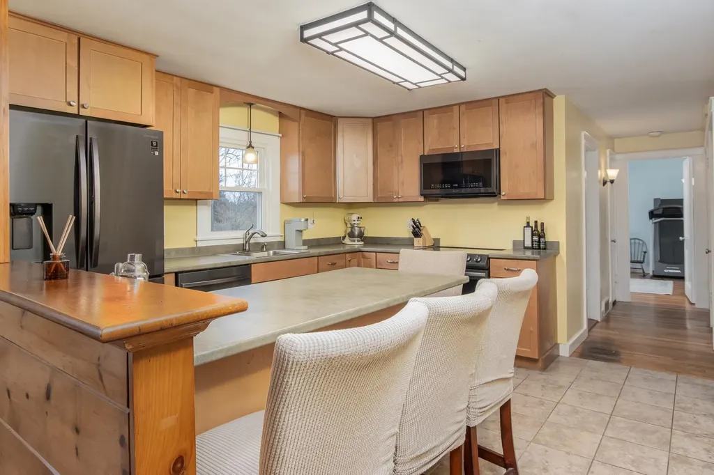 10 Burnside Street Nashua NH 03064-1519