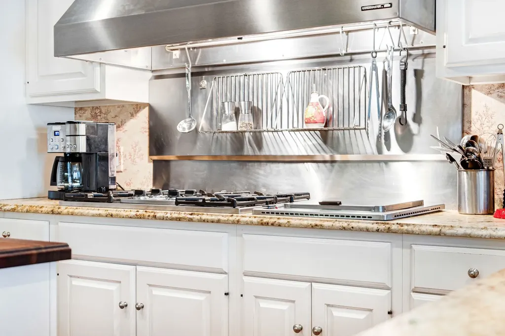 10 Fairbanks Turn Road Hartford VT 05059