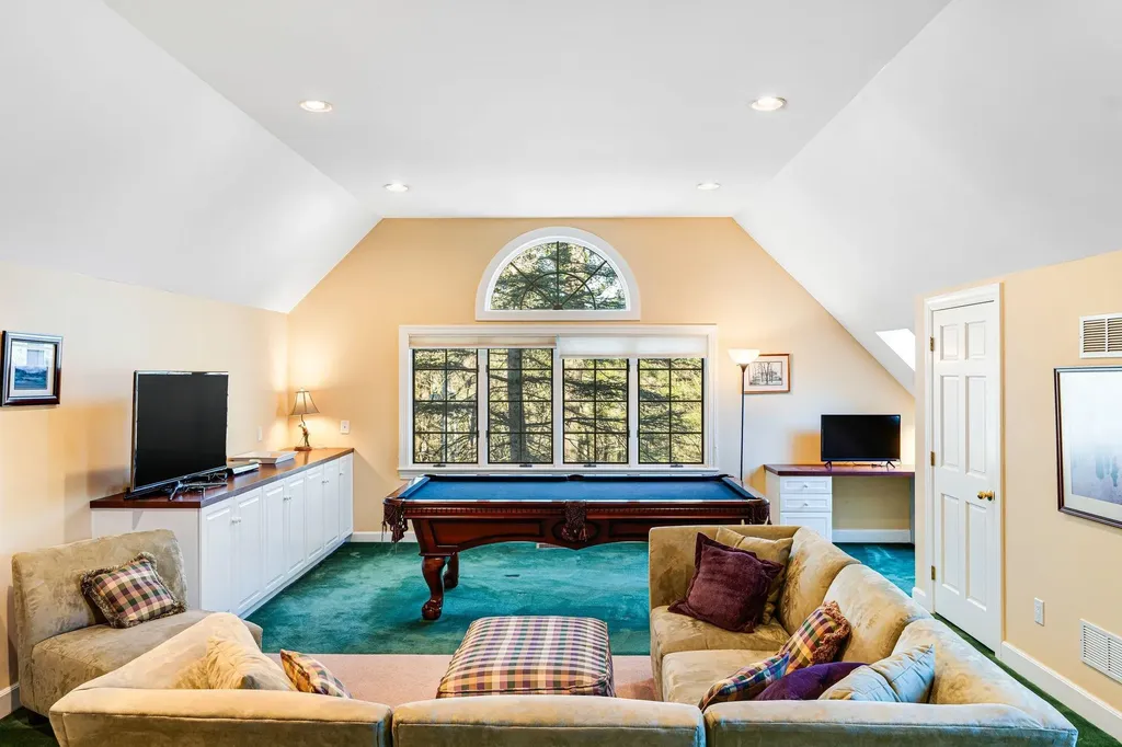 10 Fairbanks Turn Road Hartford VT 05059