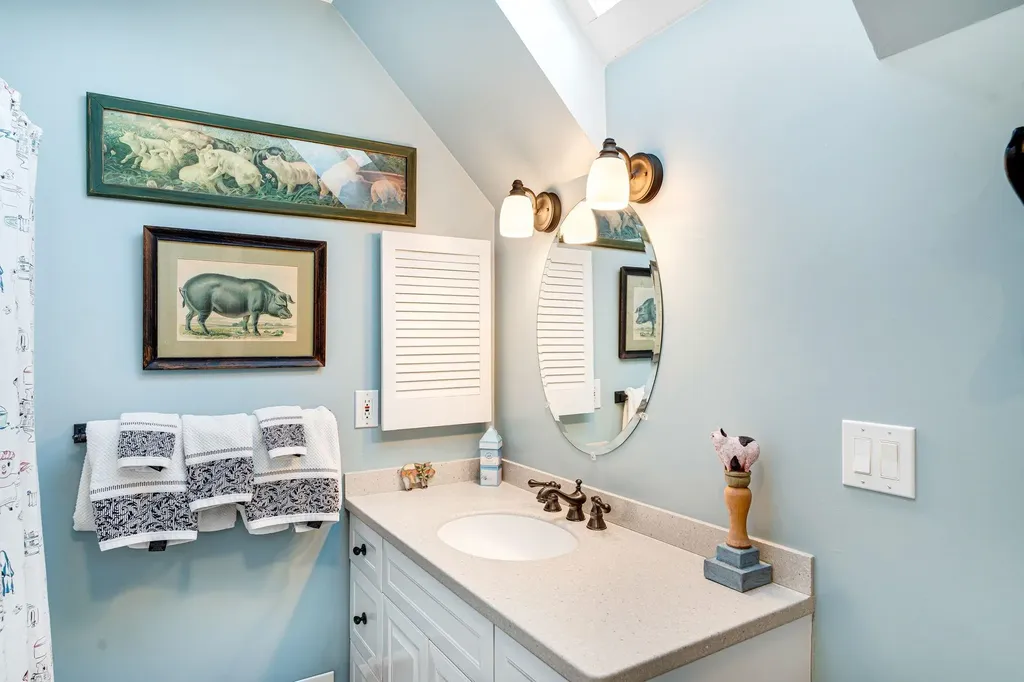 10 Fairbanks Turn Road Hartford VT 05059