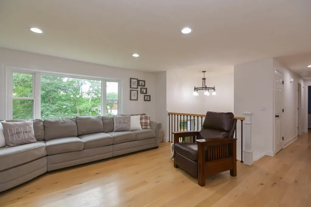 33 Wood Hawk Way Litchfield NH 03052