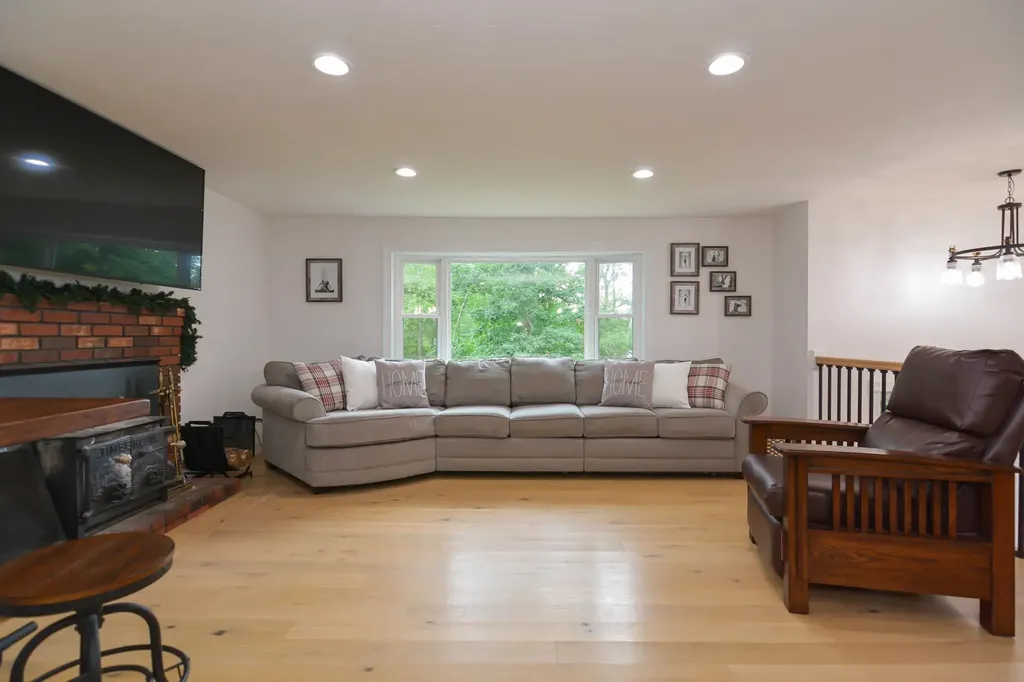 33 Wood Hawk Way Litchfield NH 03052