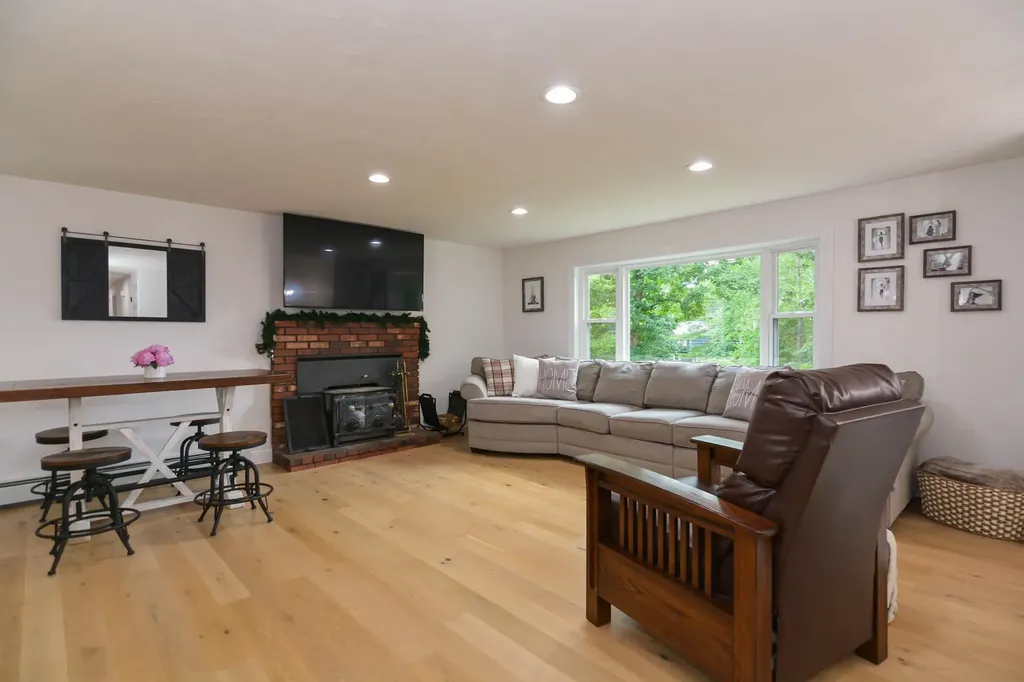 33 Wood Hawk Way Litchfield NH 03052