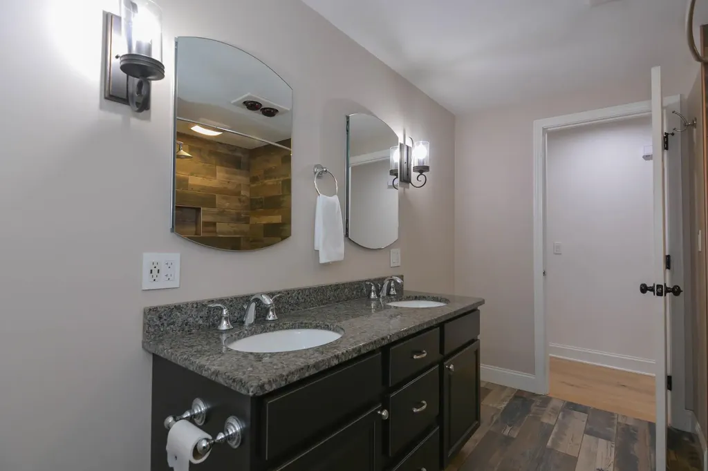 33 Wood Hawk Way Litchfield NH 03052