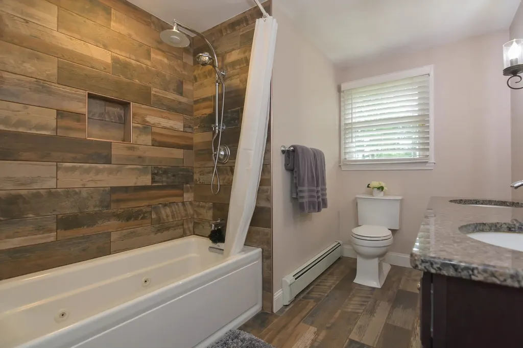 33 Wood Hawk Way Litchfield NH 03052