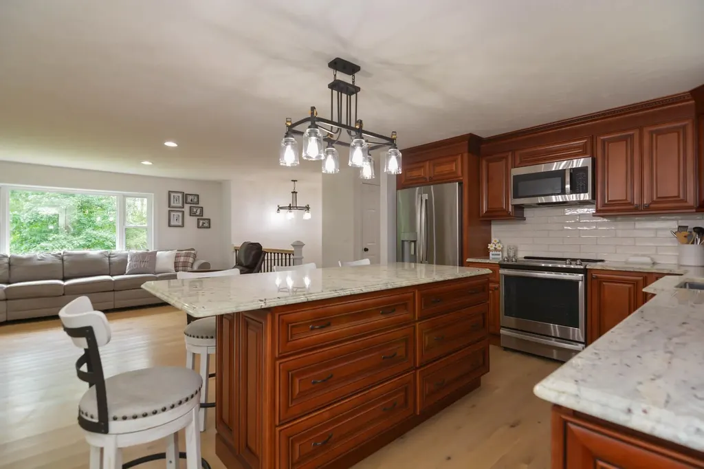 33 Wood Hawk Way Litchfield NH 03052