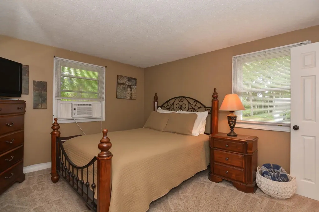 33 Wood Hawk Way Litchfield NH 03052