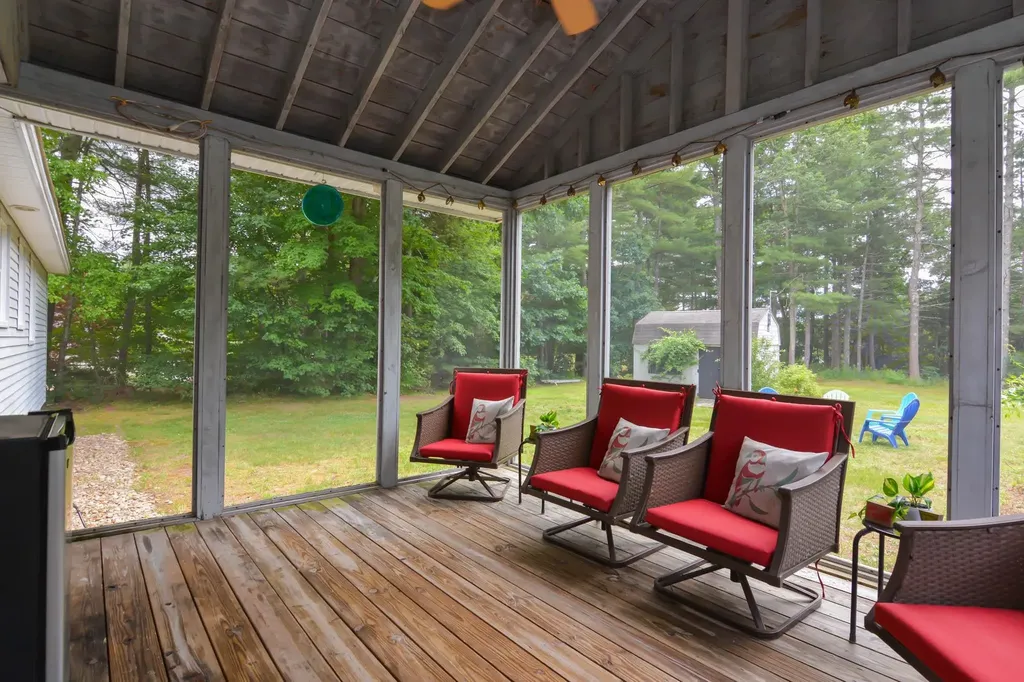 33 Wood Hawk Way Litchfield NH 03052