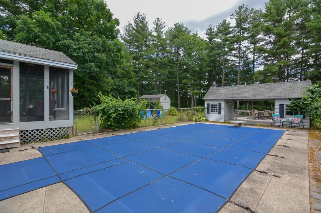 33 Wood Hawk Way Litchfield NH 03052