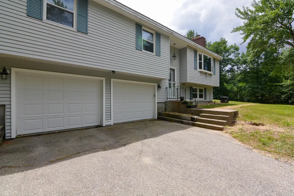 33 Wood Hawk Way Litchfield NH 03052