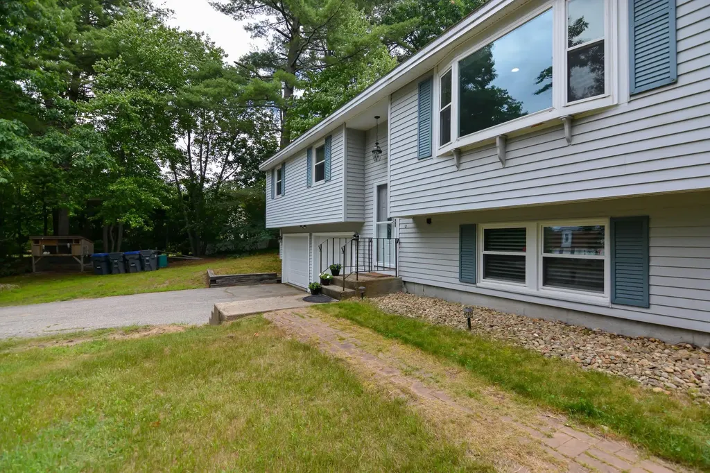 33 Wood Hawk Way Litchfield NH 03052