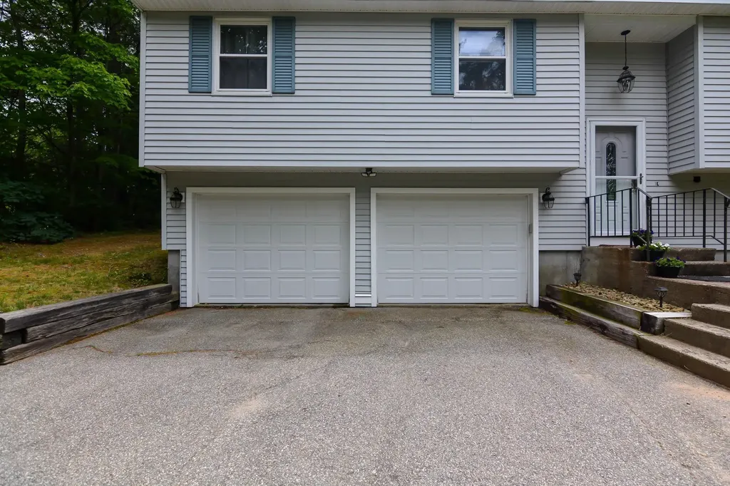 33 Wood Hawk Way Litchfield NH 03052