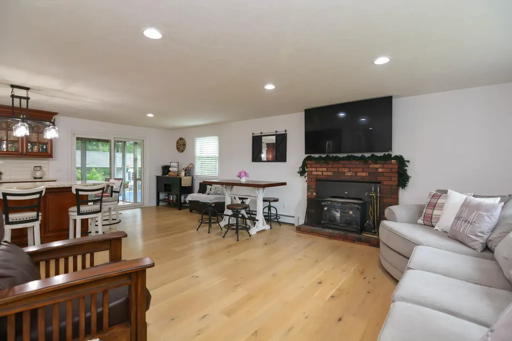 33 Wood Hawk Way Litchfield NH 03052