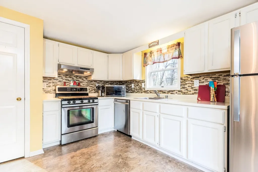 51 Dorothy Drive Epping NH 03042-2316