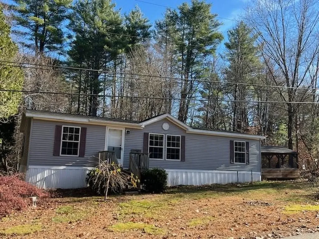 19 Elizabeth Road Sandown NH 03873