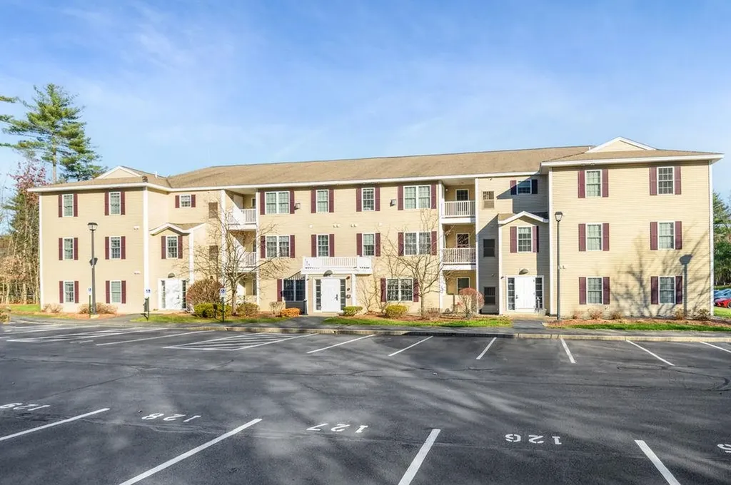 6 Crestview Circle Londonderry NH 03053-2483
