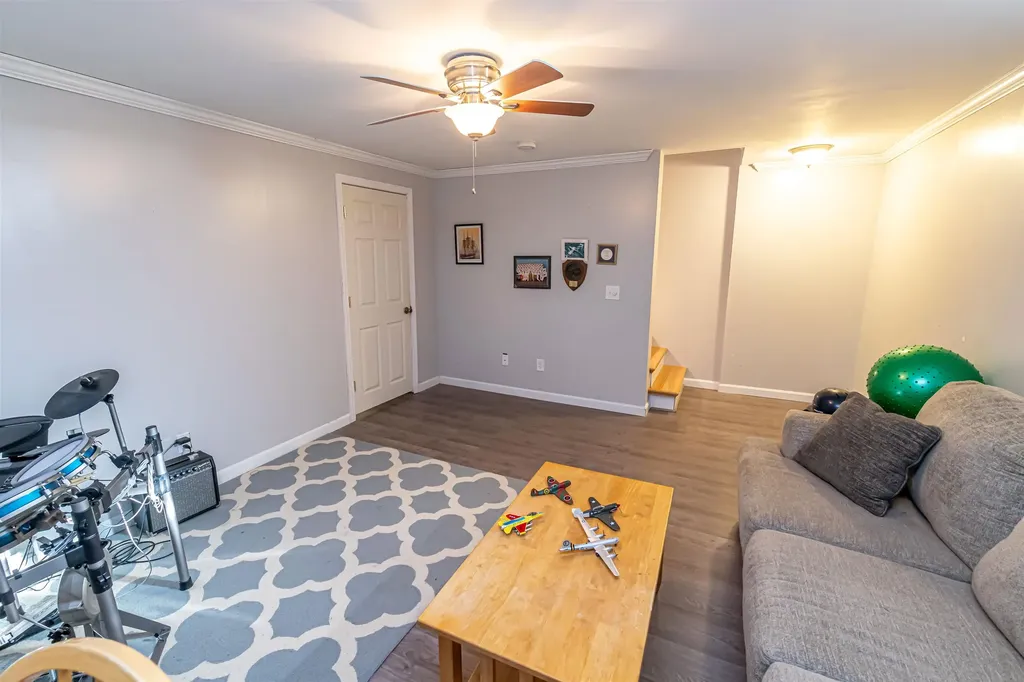 34 Eastmeadow Way Manchester NH 03109