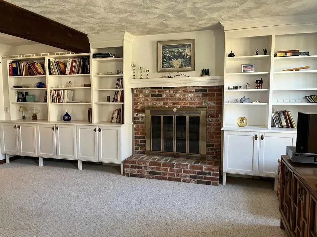 17 Glen Drive Hudson NH 03051-4427