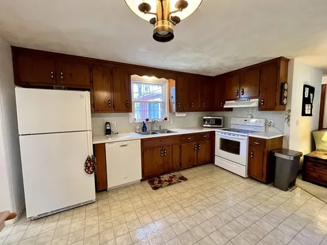 17 Glen Drive Hudson NH 03051-4427