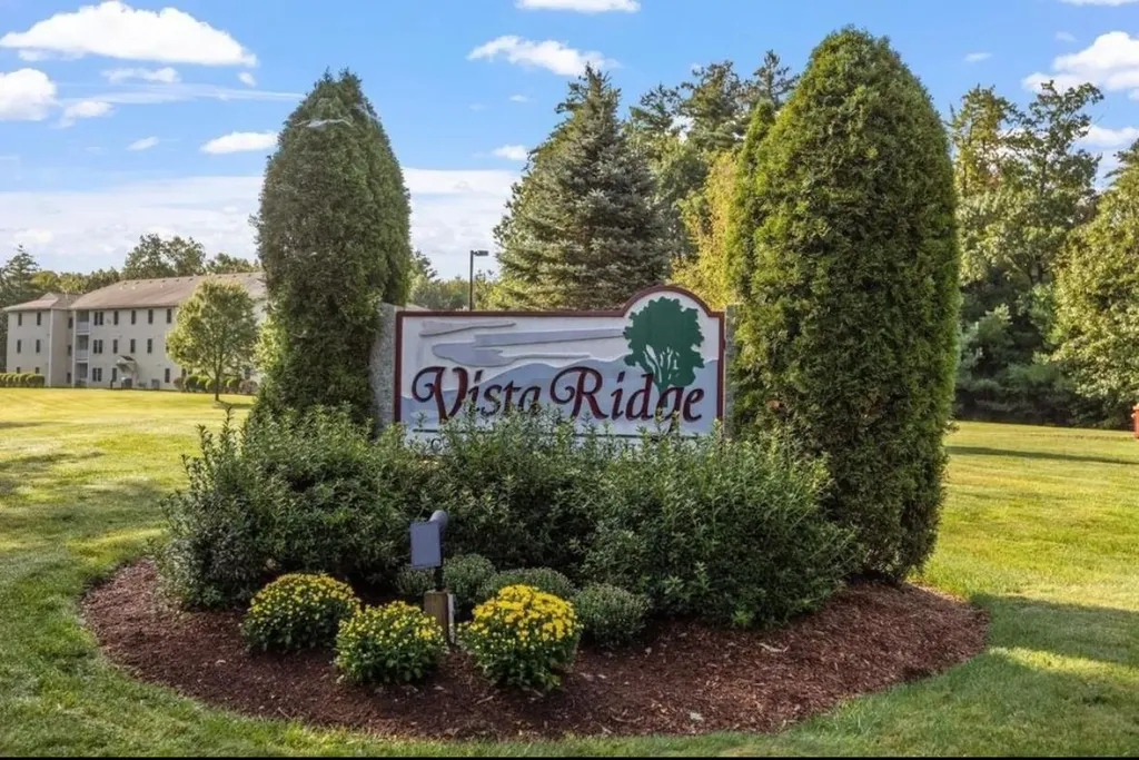 12 Vista Ridge Drive Londonderry NH 03053