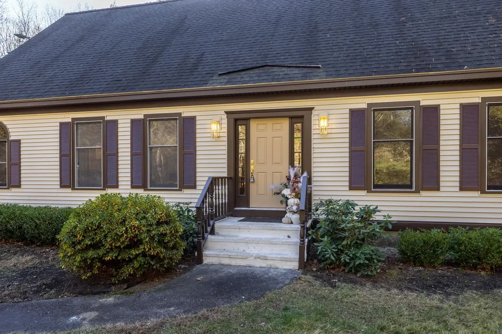 125 Woods Run Rollinsford NH 03869