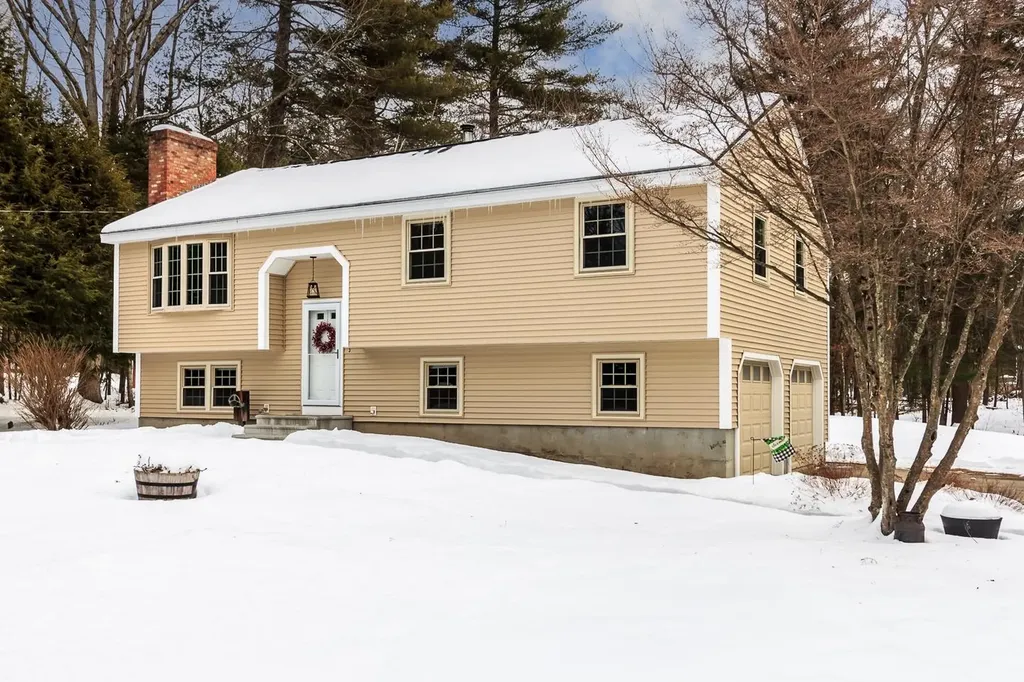 11 Center Street Litchfield NH 03052
