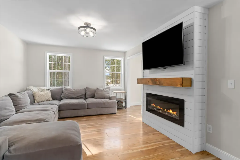 36 Hammond Road Deerfield NH 03037