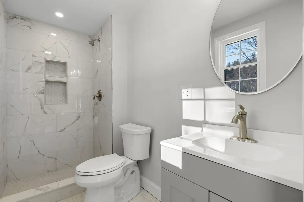 8 Spruce Street Hudson NH 03051