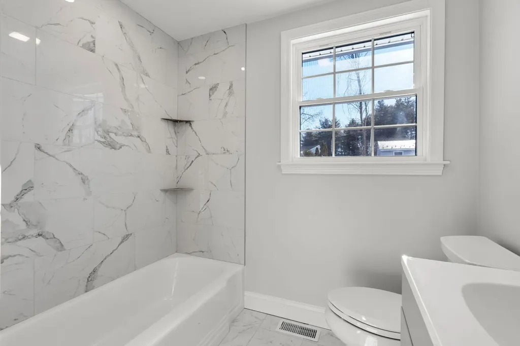 8 Spruce Street Hudson NH 03051