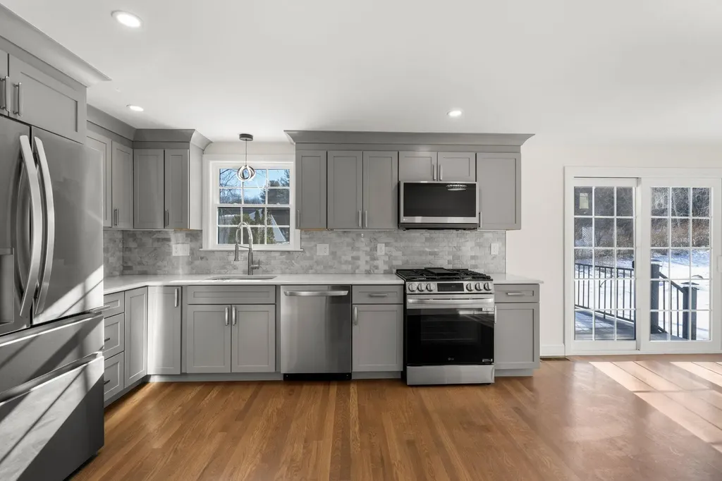 8 Spruce Street Hudson NH 03051