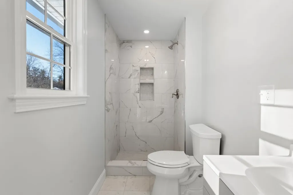 8 Spruce Street Hudson NH 03051