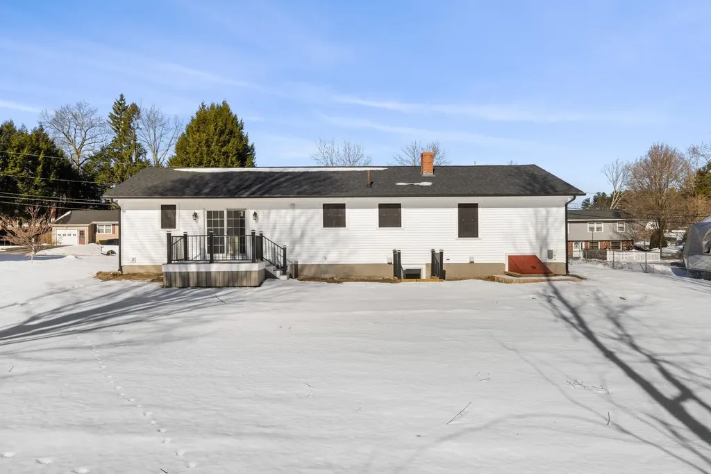 8 Spruce Street Hudson NH 03051