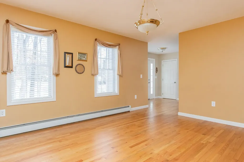 29 Colonial Drive Londonderry NH 03053