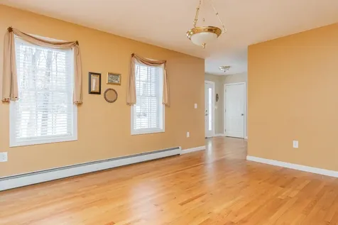 29 Colonial Drive Londonderry NH 03053