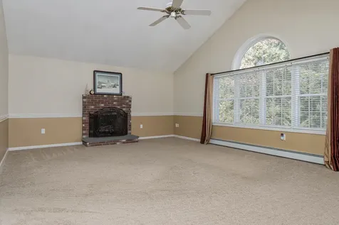 29 Colonial Drive Londonderry NH 03053