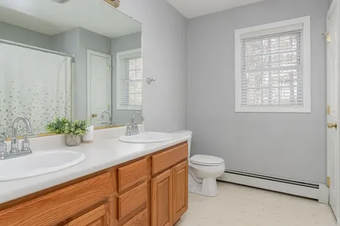 29 Colonial Drive Londonderry NH 03053