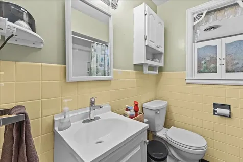 61 Village Green Burlington VT 05408